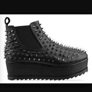 ISO PLEASE HELP ME FIND SIZE 10 or 11